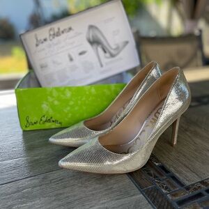 Sam Edelman stunning heel. Perfect with any dress molten gold color size 8